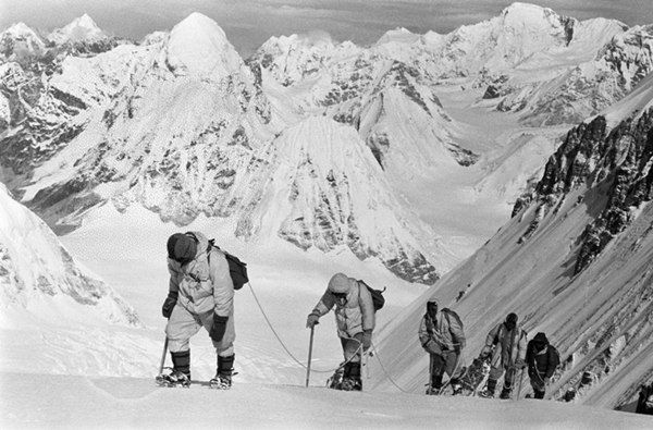△1960年5月，中國登山隊(duì)隊(duì)員在海拔7150米的冰雪坡上行進(jìn)。