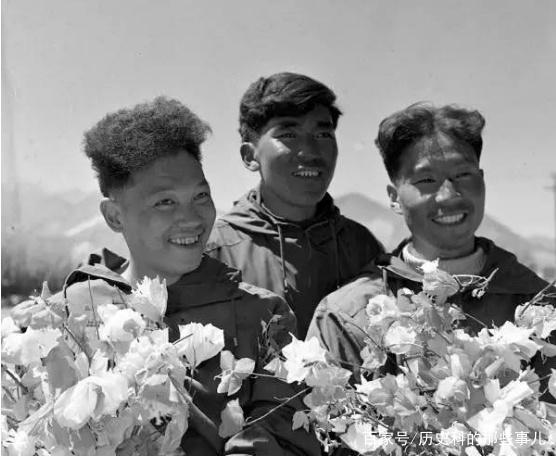 △1960年5月25日凌晨4點(diǎn)20分，中國登山隊(duì)隊(duì)員成功登上珠穆朗瑪峰。（右起）王富洲、貢布（藏族）和屈銀華。